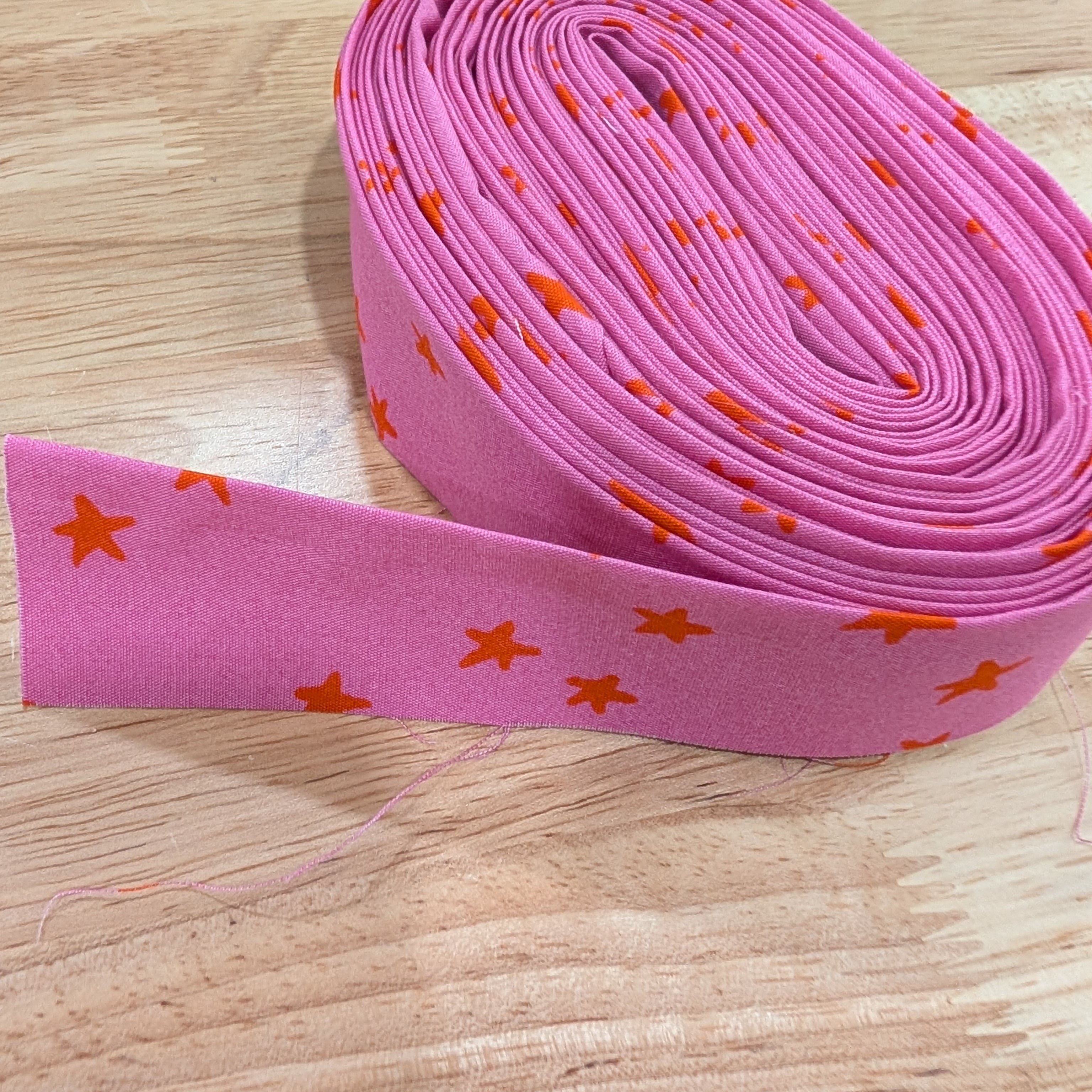 Quilt Binding - Vivid Pink Starry - 336 inches