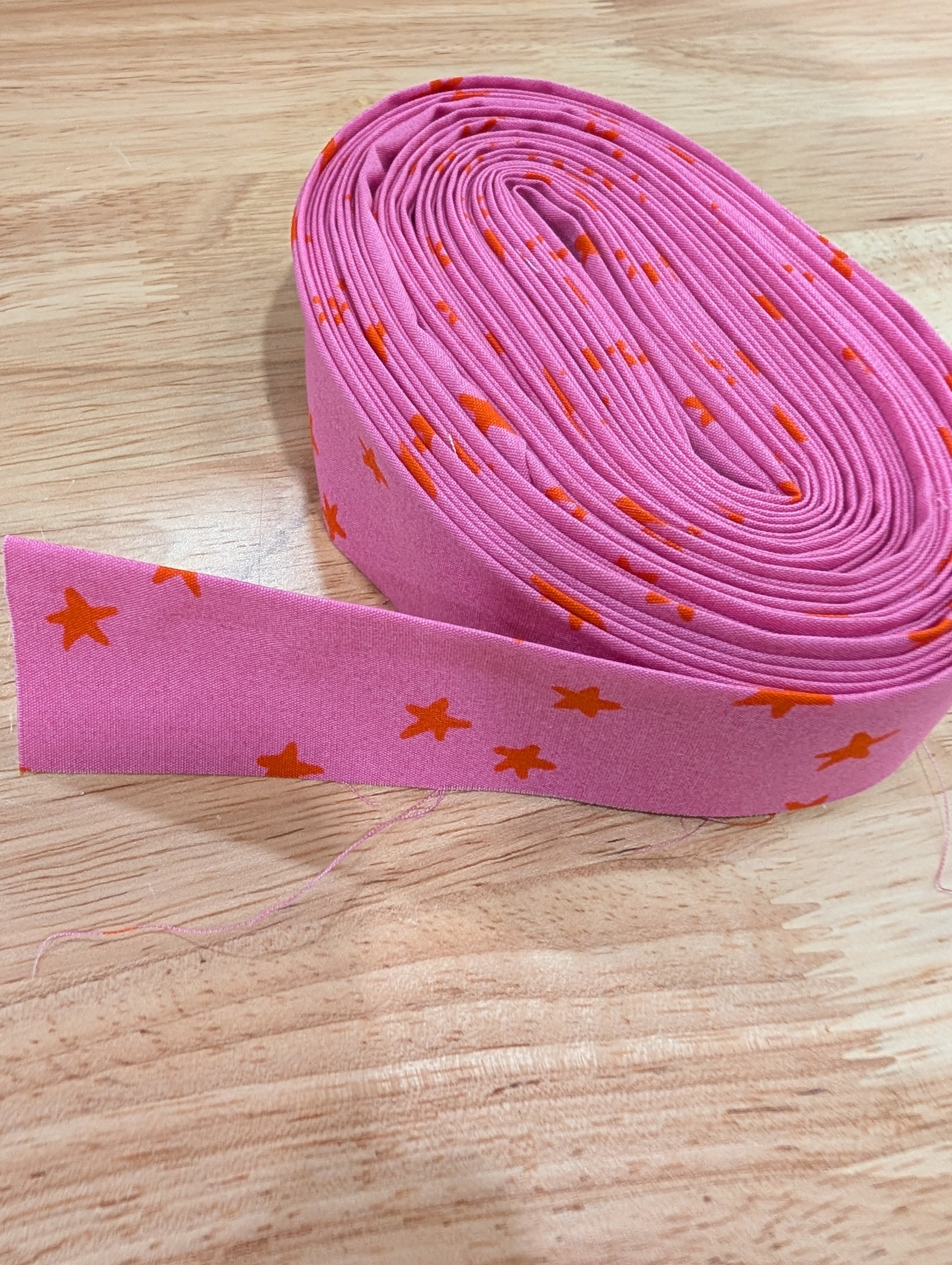 Quilt Binding - Vivid Pink Starry - 336 inches